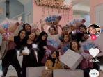 ria-ricis-bagikan-hampers-mewah-karyawan-melongo-lihat-isinya.jpg