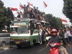 rombongan-pelajar-setingkat-sma-saat-berangkat-ke-dpr-ri.jpg