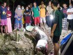 saat-makam-bocah-tersebut-dibongkar.jpg