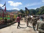 satpol-pp-bogor-tertibkan-lapak-pkl-puncak.jpg