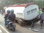 sebuah-truk-tangki-air-yang-mengalami-copot-ban-di-jalan.jpg
