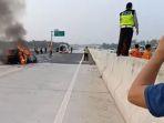 sedan-civic-yang-terbakar-dalam-kecelakaan-di-jalan-tol-trans-sumatra.jpg