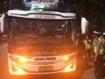 sembunyi-di-wc-bus.jpg