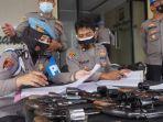 senjata-api-senpi-pistol-dinas-para-anggota-polres-bogor-diperiksa-propam-selasa-2892021.jpg