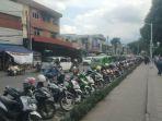 sepeda-motor-parkir-alunalun.jpg