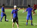 shin-tae-yong-saat-memimpin-latihan-di-stadion-madya-senayan.jpg