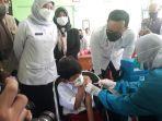 siswa-sekolah-dasar-kawungluwuk-menjalani-vaksinasi-anak-rabu-15122021.jpg