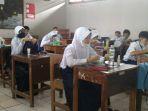 siswa-smpn-15-kota-bogor-saat-mengikuti-pembelajaran-tatap-muka-di-sekolah-senin-3152021.jpg