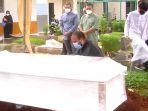 suami-soraya-abdullah-menangis-di-makam-depan-peti-jenazah-istri-yang-meninggal-karena-covid-19.jpg