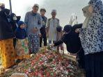 suasana-haru-saat-pemakaman-baim-di-makam-keluarga-dekat-rumah-duka.jpg