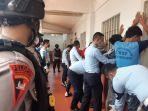 suasana-sidak-yang-dilakukan-aph-di-lapas-khusus-kelas-iia-gunungsindur.jpg