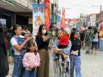 surken-fest-emak-emak-gendong-anak.jpg