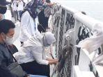 tangis-keluarga-captain-afwan-pecah-lihat-lautan-15-korban-sriwijaya-air-tak-ditemukan.jpg