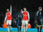 theo-walcott-dan-mesut-oezil_20151222_073553.jpg