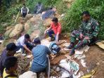 tim-evakuasi-gunung-pongkor-5_20151029_133156.jpg