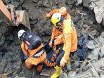 tim-sar-saat-mengevakuasi-korban-tewas-tanah-longsor.jpg