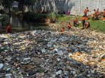 tumpukan-sampah-di-saluran-imigrasi-setu-cikaret.jpg