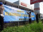 unit-laka-lantas-polres-bogor-pasang-spanduk-dilokasi-rawan-kecelakaan_20180606_143427.jpg