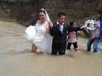viral-kisah-pengantin-seberangi-sungai-menju-lokasi-pernikahan.jpg