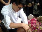 vokalis-band-seventeen-riefian-fajarsyah-atau-ifan-seventeen-memakamkan-jenazah-istriny.jpg