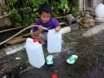warga-cari-air_20151010_140229.jpg
