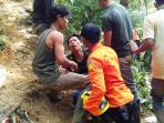 warga-dan-tim-evakuasi-gunung-pongkor-2_20151029_161457.jpg