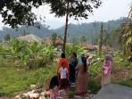 warga-kampung-ciguha_20151021_140840.jpg