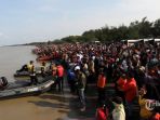warga-memadati-pantai-tanjung-pakis-cari-korban-lion-air_20181029_211230.jpg