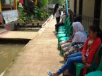 warga-nunggu_20170523_124617.jpg