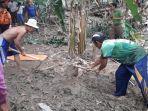 warga-saat-menggali-lokasi-penemuan-mayat-diduga-korban-banjir-di-jasinga.jpg