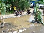 warga-tanam-pohon-pisang-jalan-gunungsindur.jpg