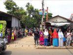 warga-terlihat-menunggu-disepanjang-jalan-letda-m-nasir-cikeas.jpg