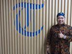 yuno-abeta-lahay-berpose-di-depan-studio-podcast-tribunnewsbogor-lantai-2.jpg