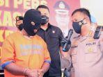 za-pelaku-persetubuhan-paksa-putri-tiri-saat-diamankan-di-polresta-sidoarjo.jpg