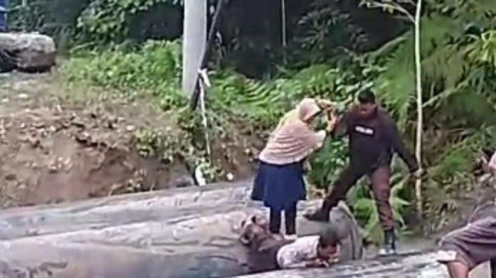 Aksi Heroik Polisi Rela jadikan Punggungnya Jembatan saat Ada Warga yang Hendak Menyebrang