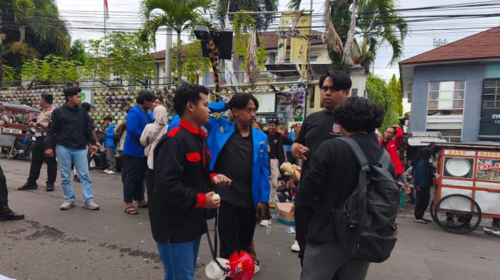 Gelar Aksi Terkait Kasus Kuningan Caang, Mahasiswa Kecewa Dengar Jawaban Pihak Kejaksaan