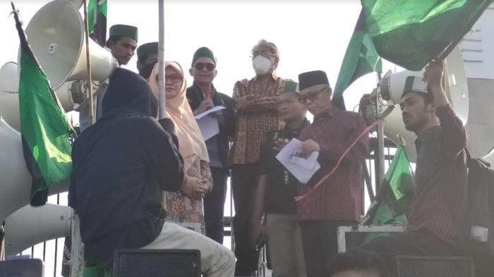 PKS Kompak Walk Out saat Rapat Paripurna di DPR RI & Temui Pendemo, Tegaskan Tolak BBM Naik