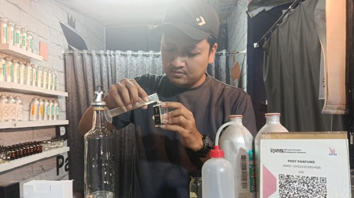 Mereka yang Bertumbuh Bersama Sinyal, Kisah Post Parfum Cirebon Menaklukkan Ruang Digital