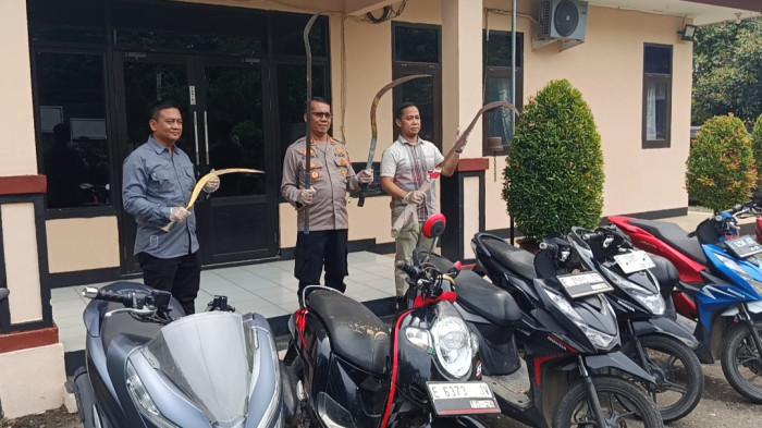 Demi Jadi Viral, Belasan Remaja di Cirebon Tawuran Palsu Sambil Bawa Senjata Tajam!