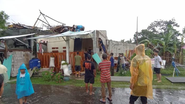 Breaking News: Belasan Rumah Warga di Kuningan Rusak Akibat Diterpa Angin Kencang dan Hujan