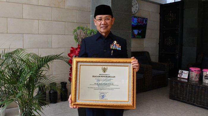 Di Penghujung Masa Jabatannya, Bupati Majalengka Sukses Raih Penghargaan Dari Kemensos RI