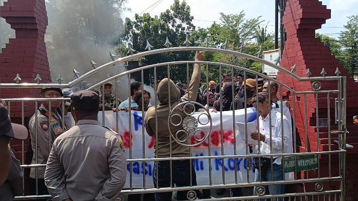 Demo di Depan Kantor Disdik Kota Cirebon, Orang Tua Siswa Ungkap Harus Bayar Seragam Rp 3 Juta