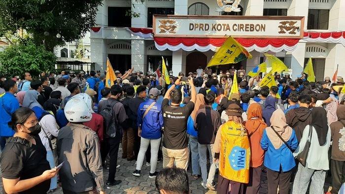 Tolak Harga BBM Naik, Mahasiswa Dorong-dorongan dengan Aparat Saat Merangsek ke DPRD Kota Cirebon