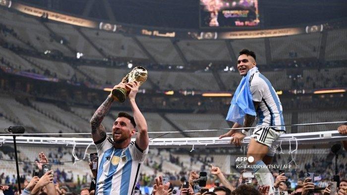 Detik-detik Lionel Messi Meniru Gaya Maradona Saat Argentina Juara, Kompak Angkat Trofi Piala Dunia
