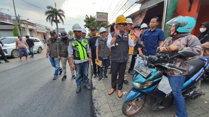 Tinjau Perbaikan Jalan di Cirebon, Emil Stop Emak-emak yang Akan Melintas, Eh Diajak Foto Bareng