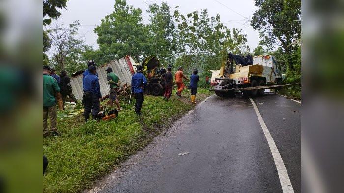 Kecelakaan Hebat, Truk Bermuatan Susu Kemasan Masuk Jurang di Kuningan