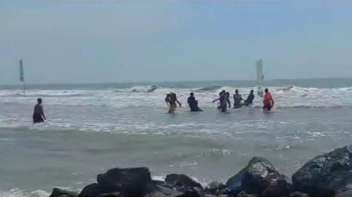 BREAKING NEWS: 4 Wisatawan Terseret Ombak di Pantai Cemara Indah Indramayu, Satu Orang Tewas