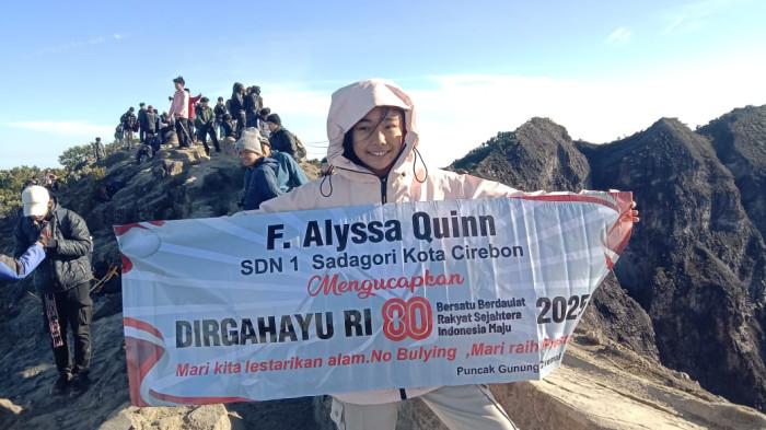 Pertama Kali Naik Gunung, Siswi Asal Cirebon Tembus Puncak Ciremai dan Kibarkan Bendera Merah Putih