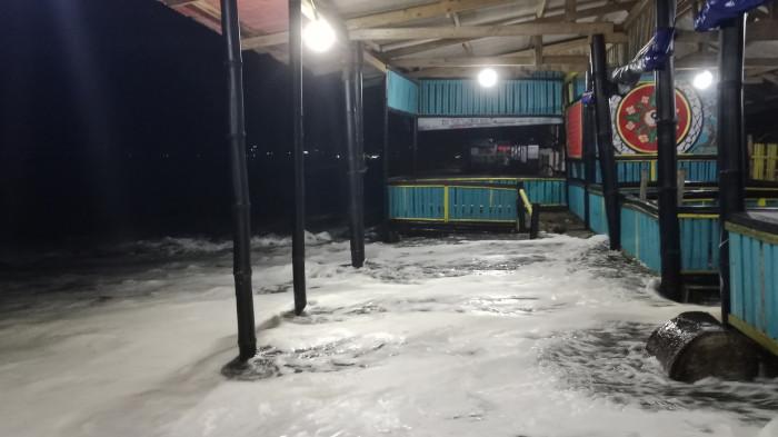 Gelombang Pasang Terjang Pantai Citepus Sukabumi Malam Ini, Warga Siaga