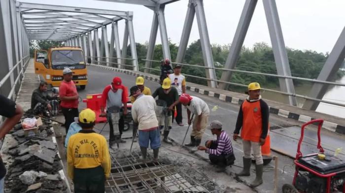 JEMBATAN MONJOT DITUTUP - Jembatan Monjot di Kecamatan Kertajati, Kabupaten Majalengka, resmi ditutup total mulai Sabtu (16/5/2026) karena sedang diperbaiki